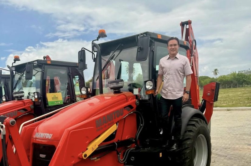 Prefeito Jorge Galvão recebe uma nova retroescavadeira para apoiar a infraestrutura de Jundiá