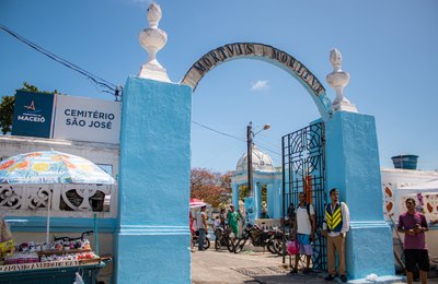Cerca de 70 mil pessoas visitaram os cemitérios de Maceió no Dia de Finados