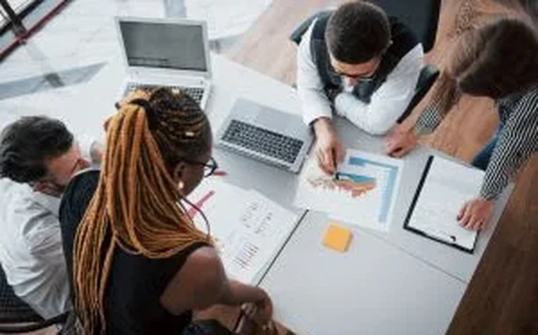 Busca por profissionais brasileiros no exterior cresce 53% e falar inglês é diferencial para acesso a vagas globais