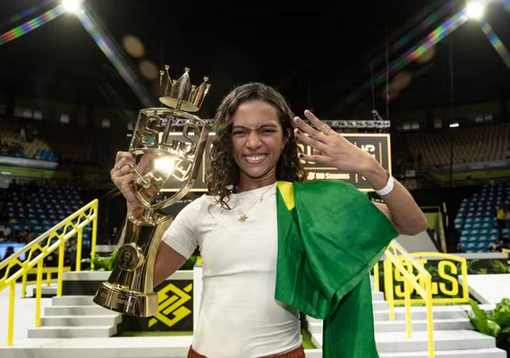 Aos 17 anos, Rayssa Leal domina final da SLS e conquista seu quarto título mundial