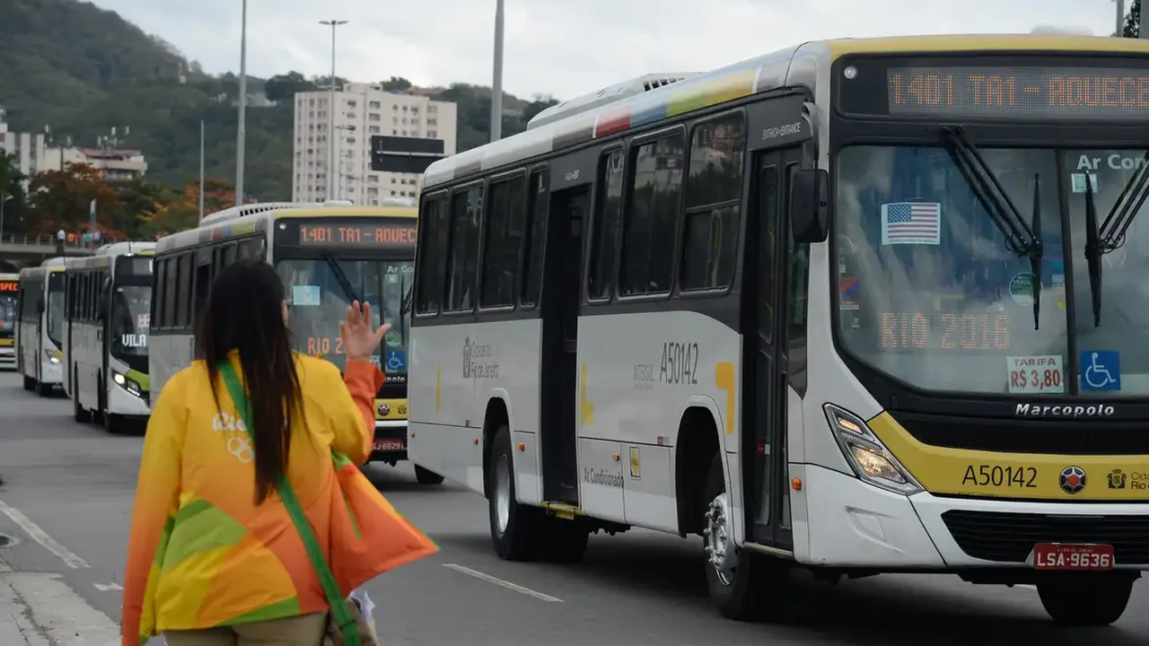 Passageiro morre em ônibus do BRT após ser atingido por bala perdida