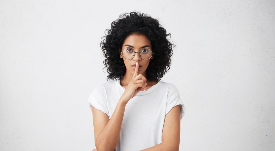 portrait-beautiful-young-dark-skinned-mother-wearing-stylish-round-eyeglasses / Foto: Foto: Ilustrativa Freepik