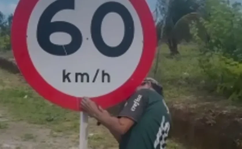 Homens Flagrados Furtando Placas de Trânsito em Maceió