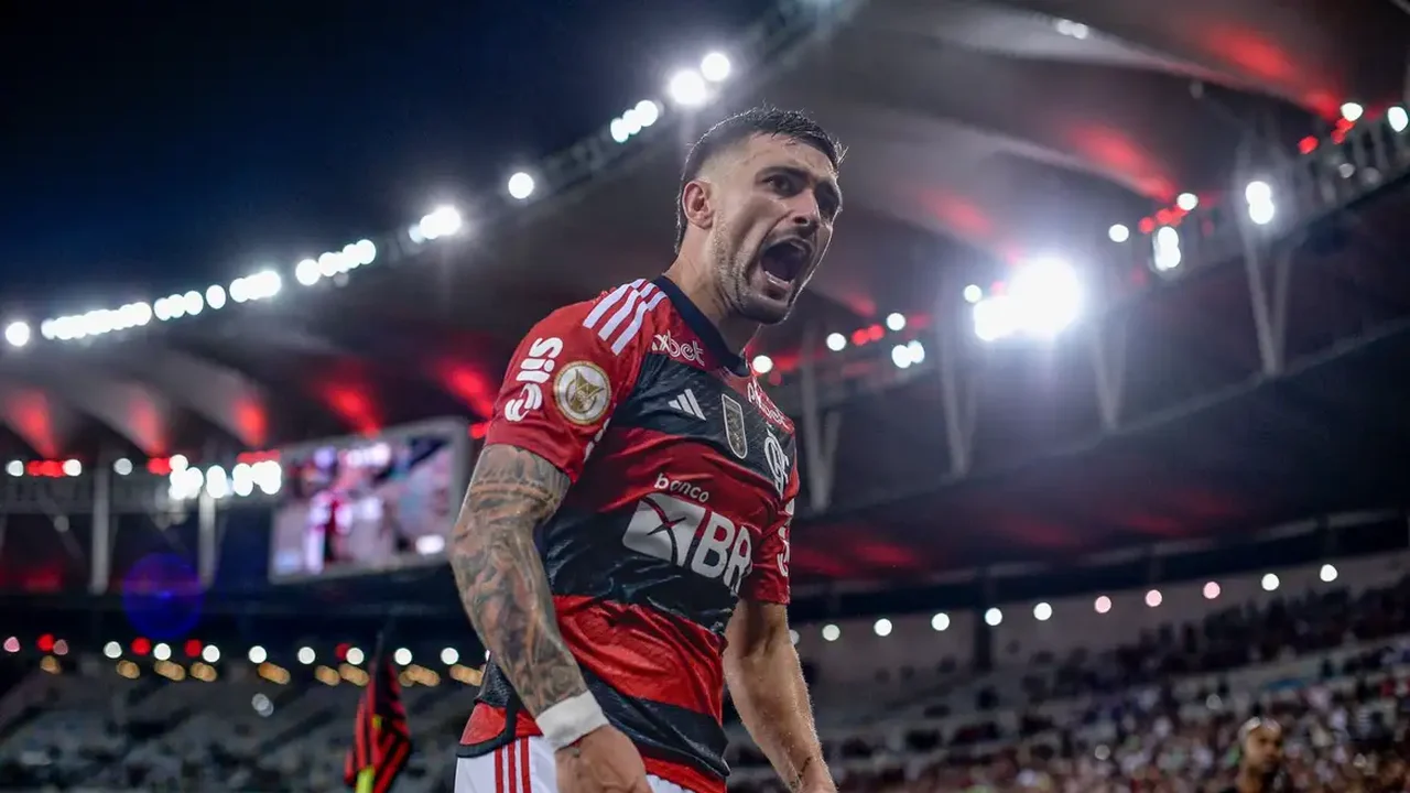 Flamengo vence Bragantino e entra na briga pelo título do Brasileiro
