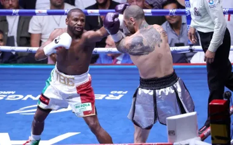 Lenda do boxe, Floyd Mayweather é vaiado após luta de exibição no México