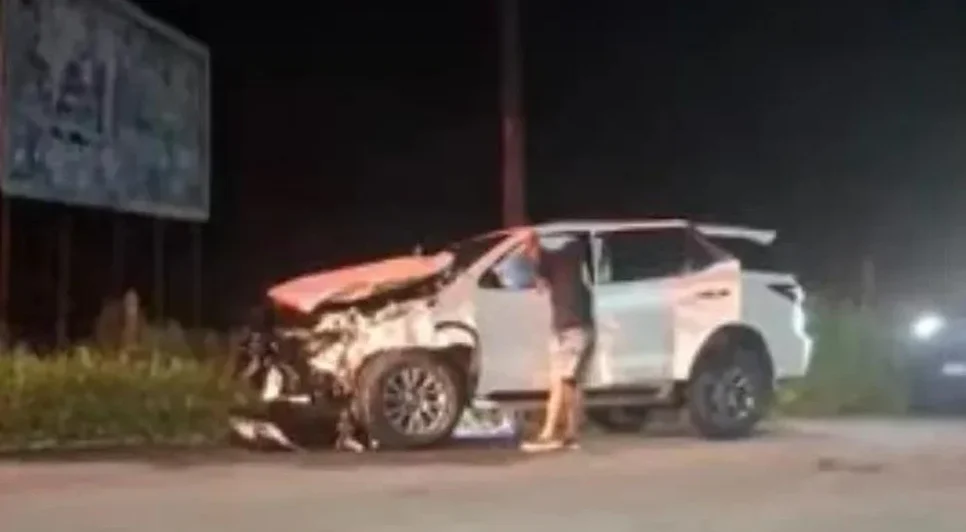 Veículo em que estava o prefeito Fernando Cavalcante ficou com a parte dianteira destruída após atingir um cavalo em São Luís do Quitunde. - Foto: Reprodução/Cada Minuto