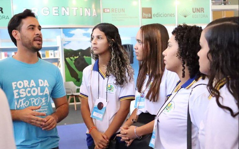 Estudantes de Santana do Mundaú visitam Bienal do Livro