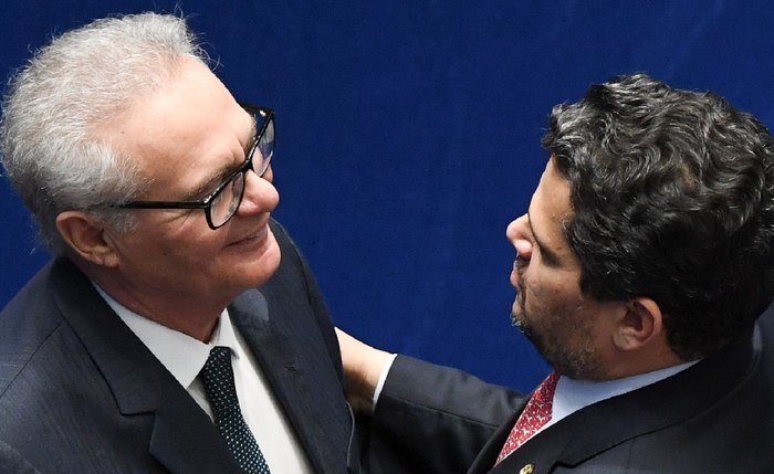 Renan Calheiros e Davi Alcolumbre conversam no plenário do Senado