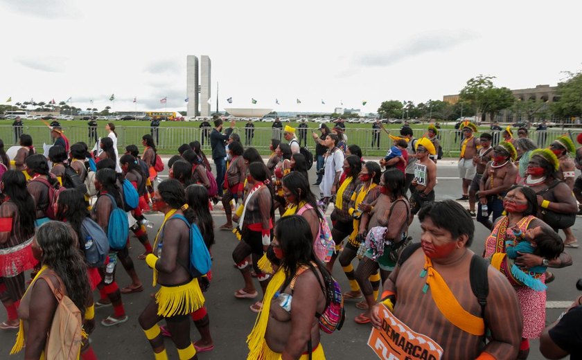 Indígenas marcham em Brasília contra marco temporal