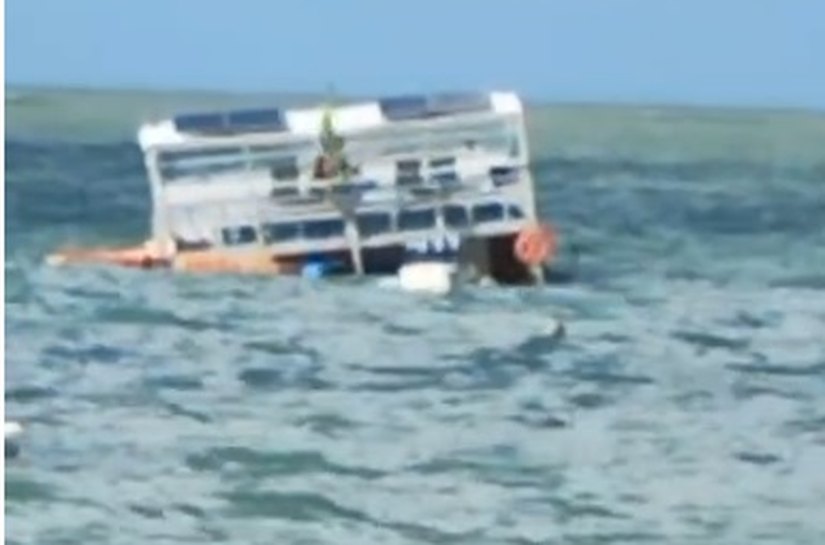 Catamarã afunda próximo à cadeira gigante, na Ponta Verde; bombeiros são acionados