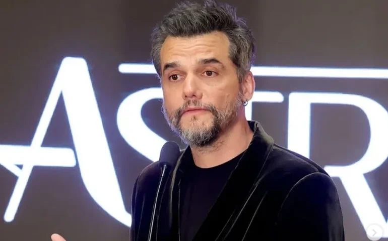 Assista: Wagner Moura recebe prêmio e comemora reconhecimento do filme ‘O agente secreto’