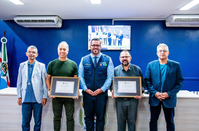 Vereador entrega Comenda Padre Leo ao missionário Francisco José dos Santos e a Helânio Cabral da Silva