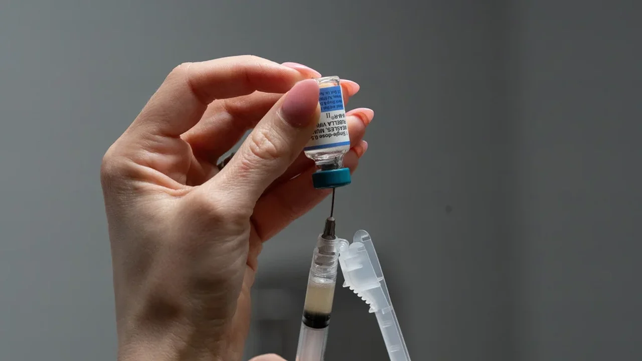 Vacina contra Covid reduz risco de infarto e derrame em idosos, aponta estudo