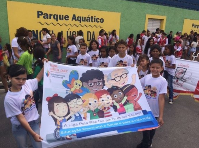 Estudantes da Metodologia Liga pela Paz desfilam em Arapiraca