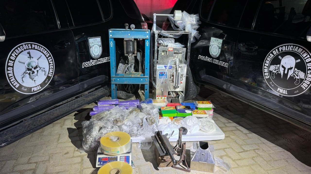  PM desmonta laboratório de refino de drogas e apreende 66 kg de entorpecentes avaliados em mais de meio milhão 
