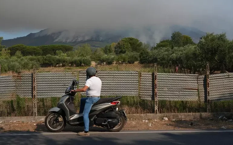 Itália mantém esforços para combater incêndio no vulcão Vesúvio