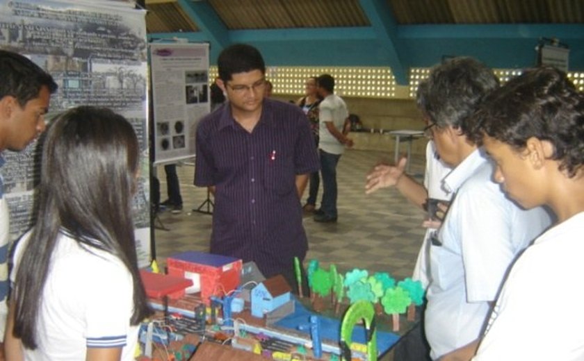 Alunos da rede pública apresentam trabalhos na Feira de Ciências