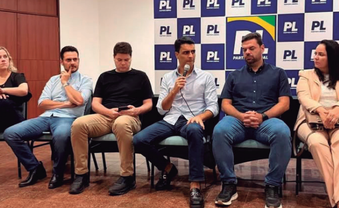 Prefeito se reuniu com aliados para deixar claro que não mudou de lado, segundo avaliação do veredor Kelmann Vieira, que postou a foto do encontro nas redes