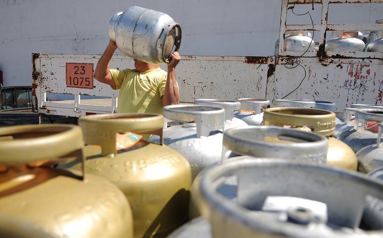 Preço médio do gás de cozinha ultrapassa R$ 100; gasolina sobe 3,3% nos postos