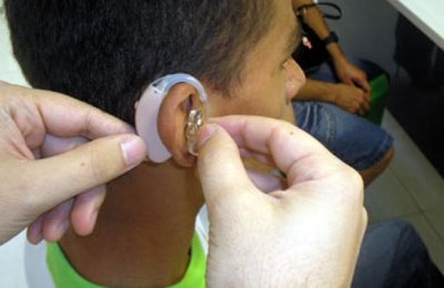 Jovens estão perdendo audição por causa de fones de ouvido, alerta conselho