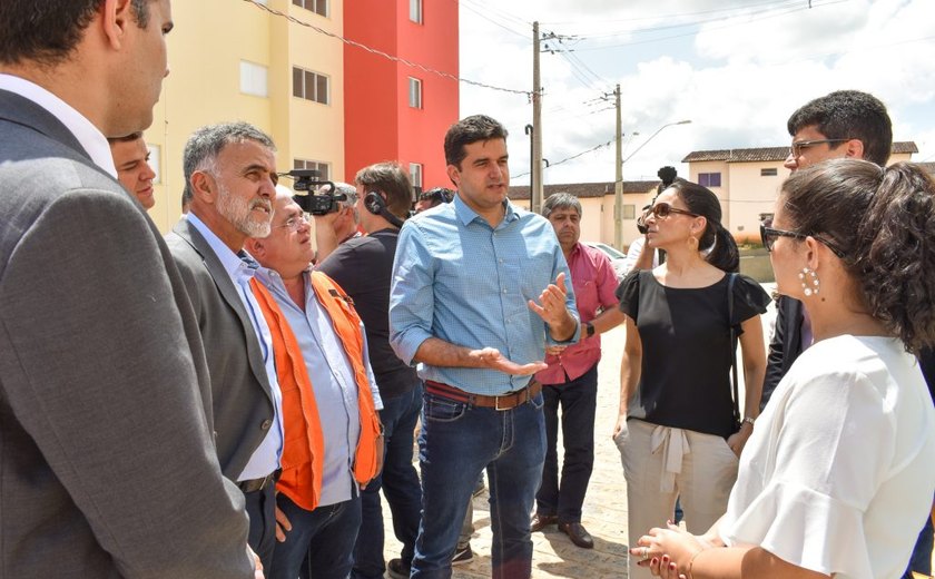 Prefeito Rui Palmeira visita residencial para moradores do Mutange