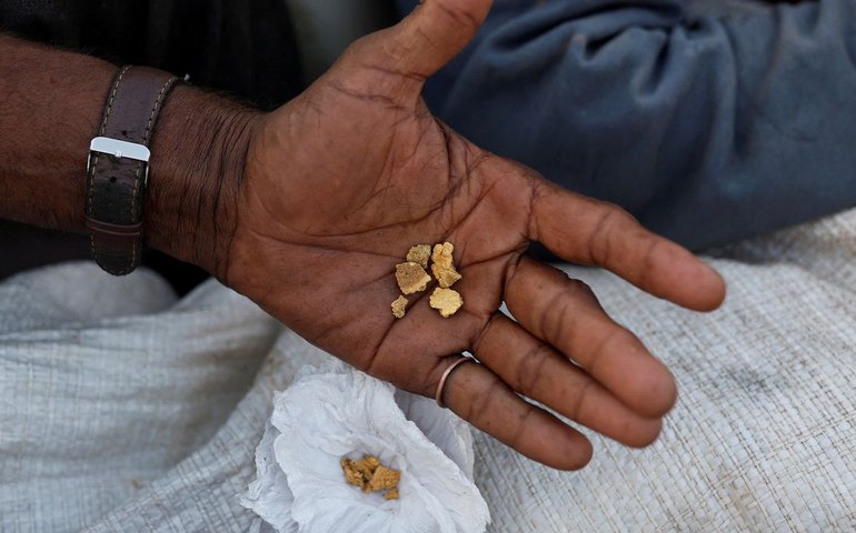 Ouro fecha em alta e mantém rali pela 5ª sessão, fortalecido por fraqueza do dólar