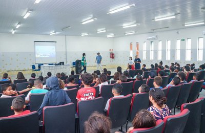 Dia do Oceano: alunos da rede municipal aprendem a preservar meio ambiente em sessão de cinema