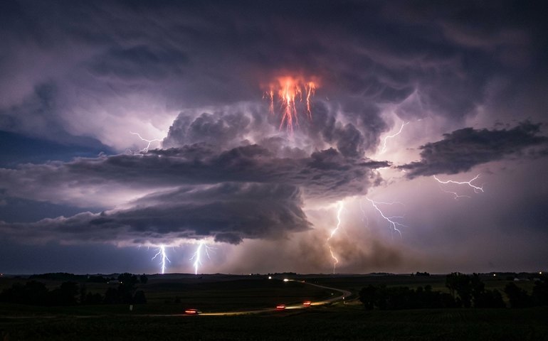 Junção de cores e eletricidade: fenômeno raro ilumina tempestade nos EUA