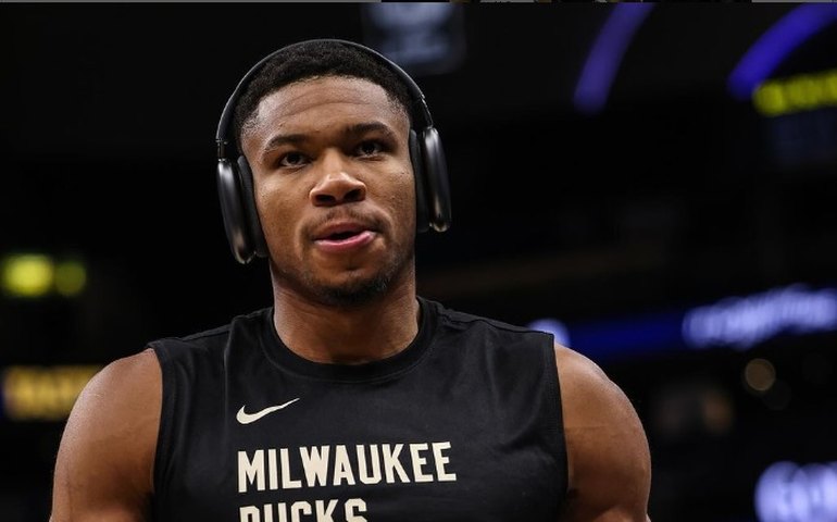 Giannis Antetokounmpo renova com os Bucks por mais de R$ 900 milhões e pode chegar ao maior salário da NBA