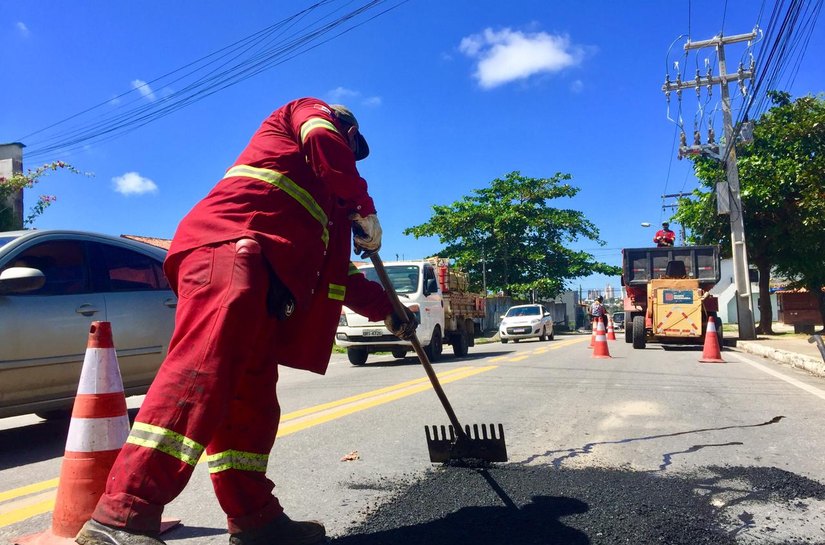 Em julho, mais de 20 bairros foram beneficiados com a operação tapa-buraco