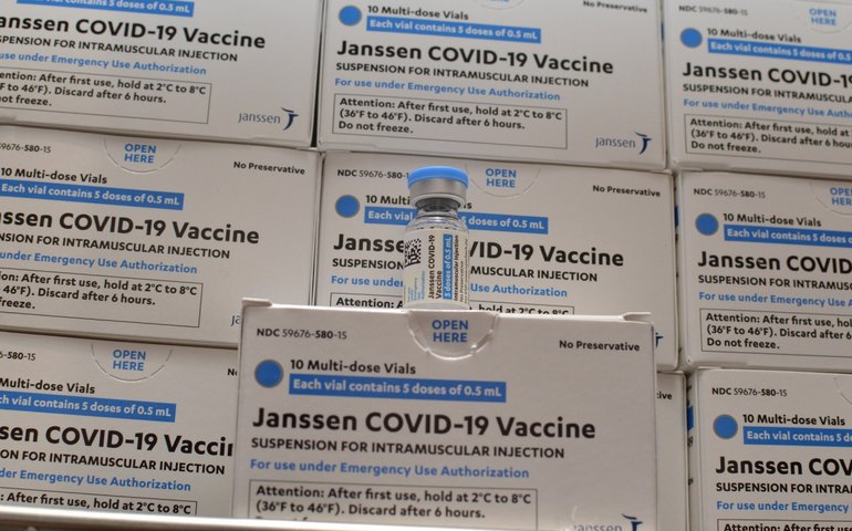 Brasil recebe voos com doses das vacinas Janssen e Pfizer