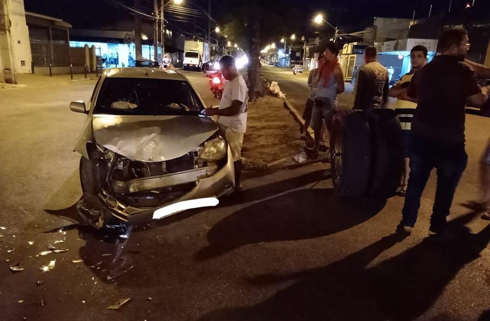 Pneu se desprende de caminhão e atinge veículo / Foto: Redes Sociais