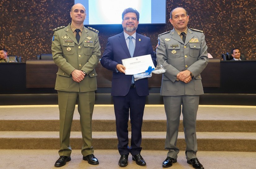 PMAL homenageia Carlos Cavalcanti durante solenidade de formatura