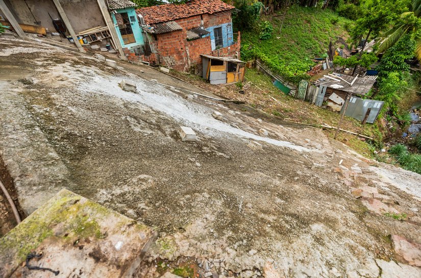 Obra pioneira de contenção definitiva de encosta elimina área de risco no Jacintinho