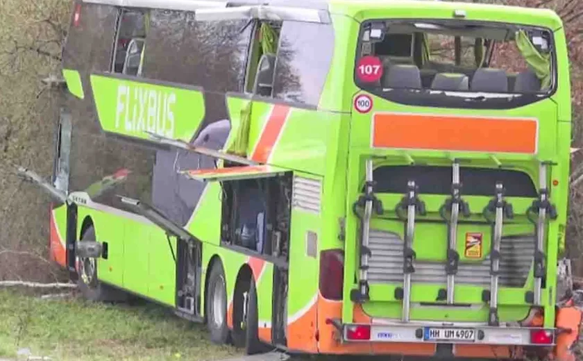 Ônibus tomba em estrada da Alemanha e deixa cinco pessoas mortas, diz imprensa local