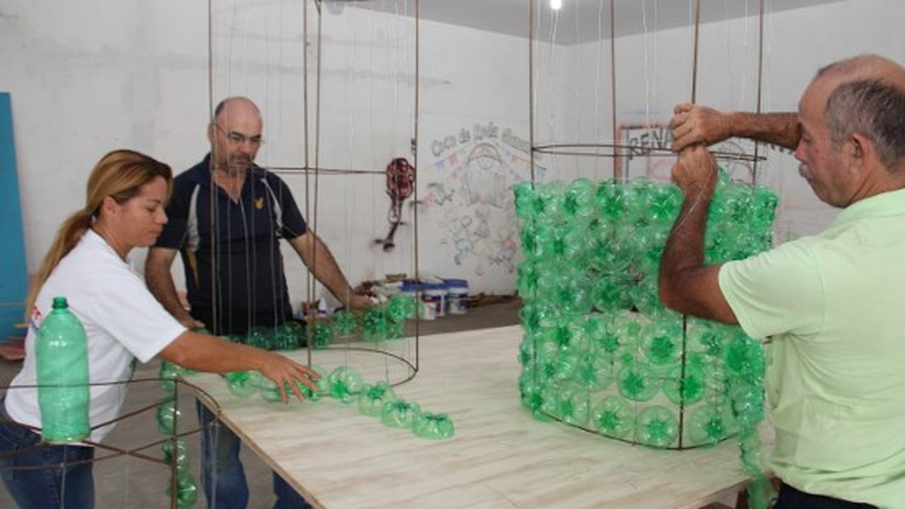 Artesãos coletam material reciclado para Natal de Arapiraca