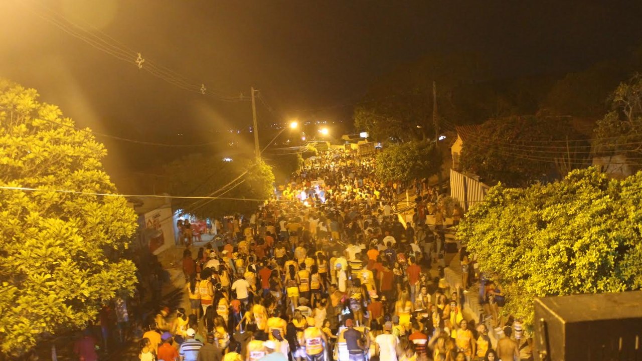 Bloco Os Tabaqueiros arrasta cerca de 20 mil foliões na ressaca de Carnaval
