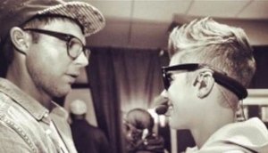 Justin Bieber conversando com o pastor Judah Smith da Hiilsong. (Intagram)
