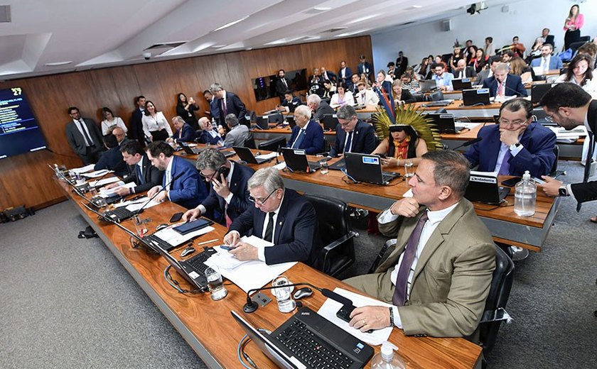 CCJ aprova que União publique todas as despesas pagas com cartões corporativos