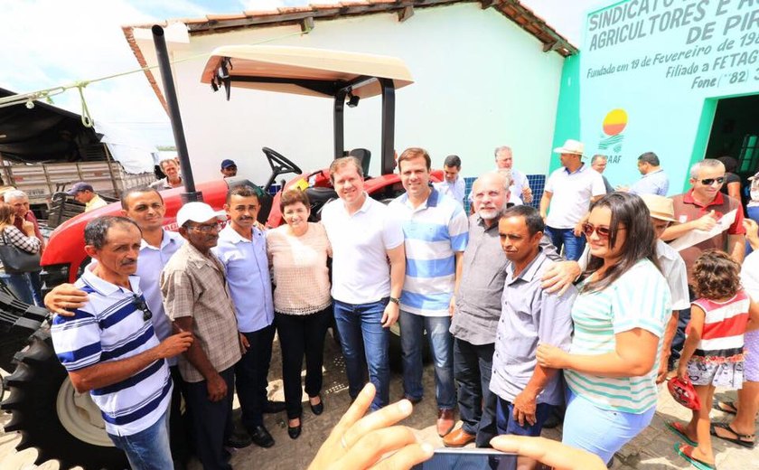 Marx Beltrão entrega tratores a produtores rurais no sertão de Alagoas