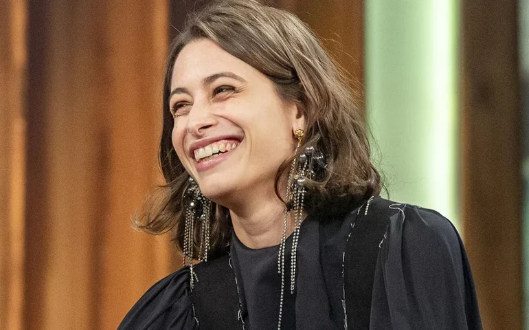 Após beijo, Luisa Arraes e José Loreto posam abraçados