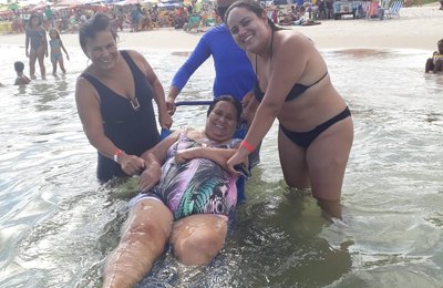 Prefeitura oferece cadeira para banho de mar assistido em Maceió