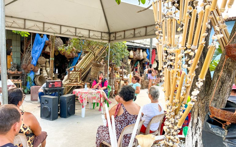 Secretaria de Abastecimento dialoga sobre melhorias com permissionários do Mercado do Artesanato