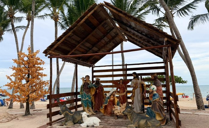 Presépios iluminados estão espalhados pela orla da cidade