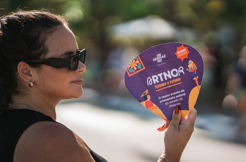 Ação cultural leva música, brincadeiras e interação ao público na praia de Ponta Verde