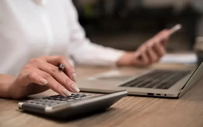 Inadimplência média no crédito livre recua para 5,7% em março, aponta Banco Central