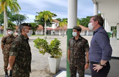 Marx Beltrão vai ao 59º BI Mtz e garante investimentos para Escolas Cívico-Militares em Maceió e Coruripe
