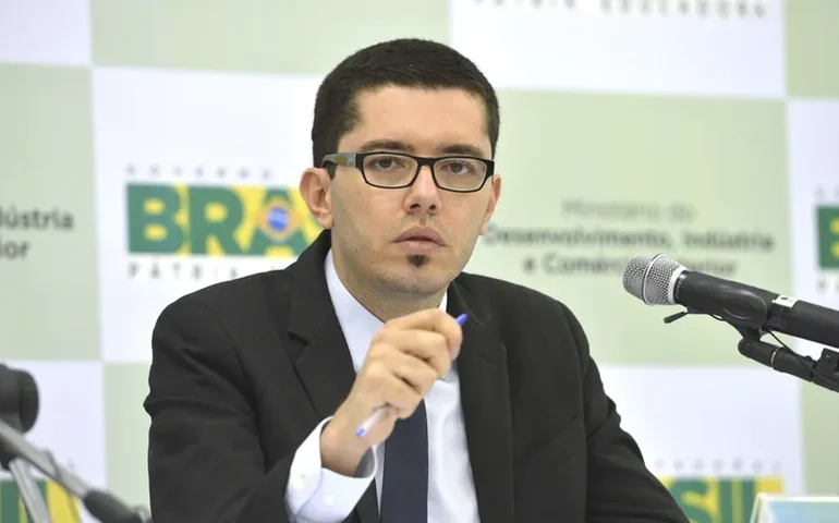 Volume exportado em outubro cresceu e reduziu efeito de queda de preço, diz Brandão, do Mdic