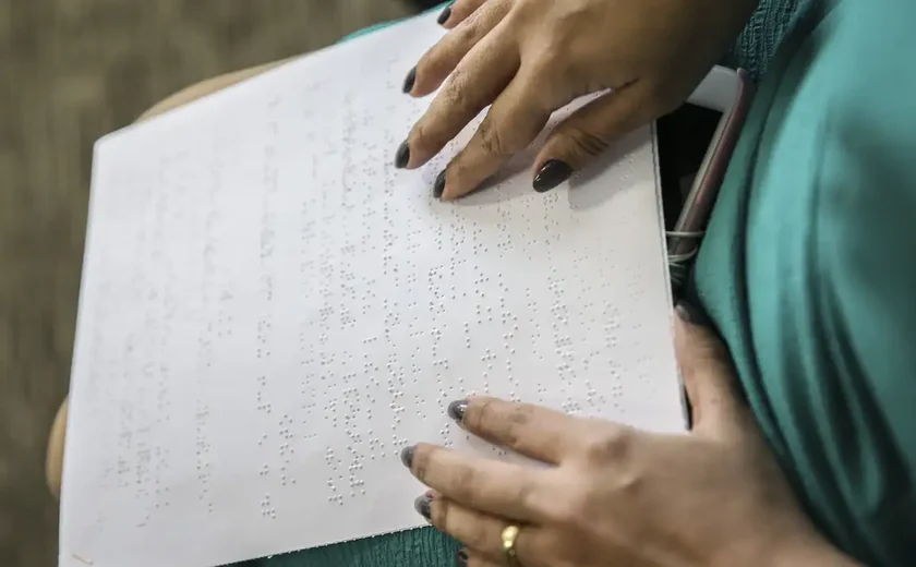É lei: consumidor com deficiência visual pode solicitar contrato em Braille, sem custo extra