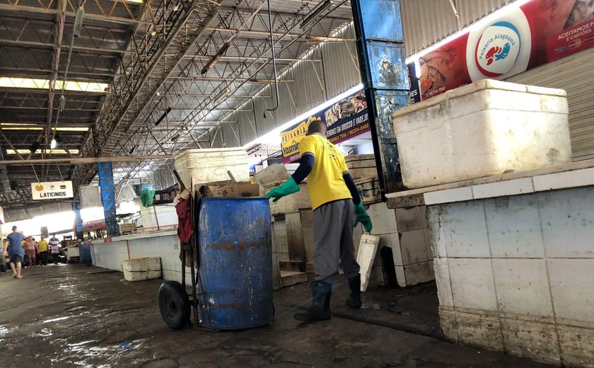 Cerca de 30 toneladas de lixo são retirados do Mercado da Produção